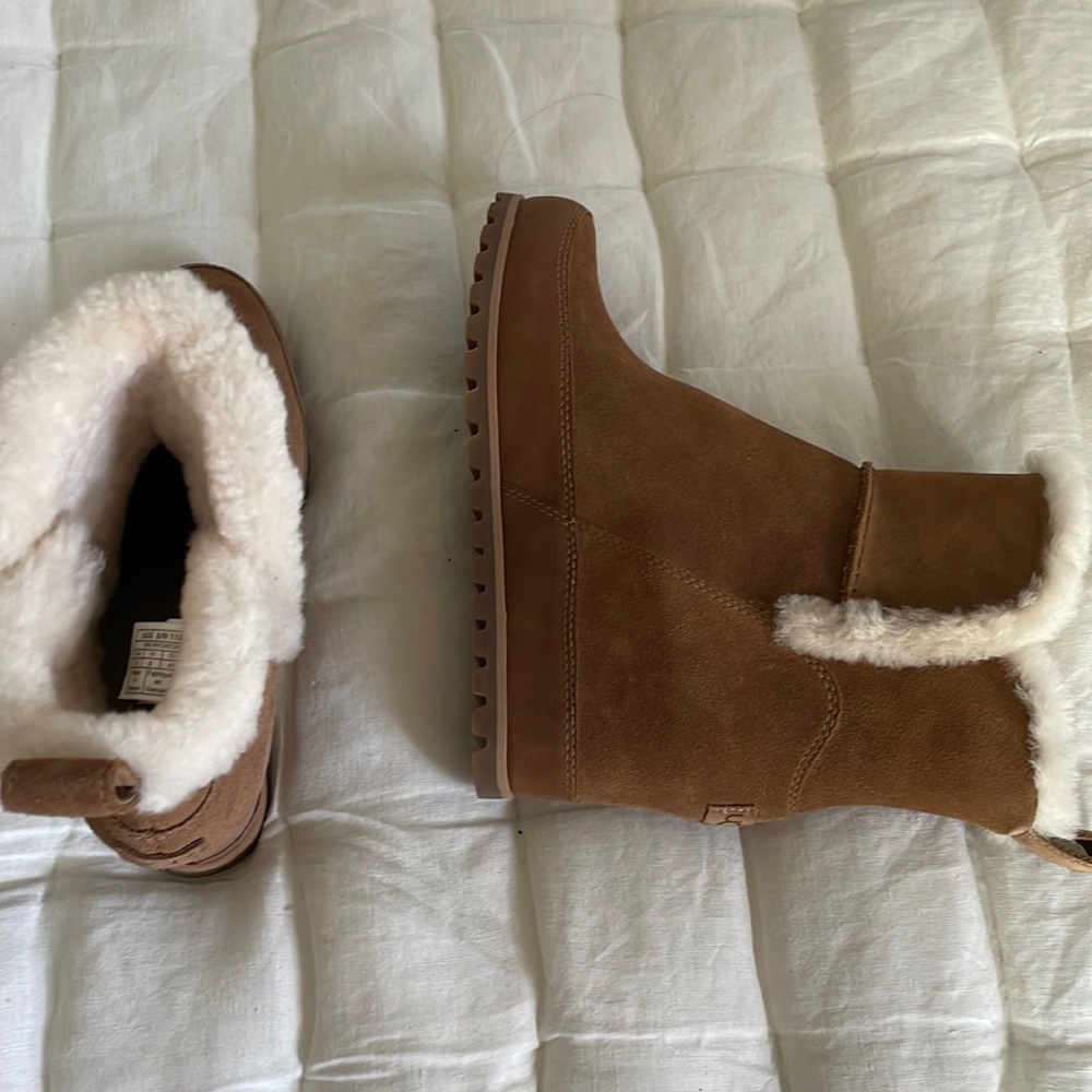UGG size 10 women’s wedge heel suede leather with Sherpa lining pull on boot New